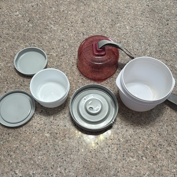 Rubbermaid Fasten + Go Soup Container Kit With Travel Strap - Pre Loved - Picture 3 of 3